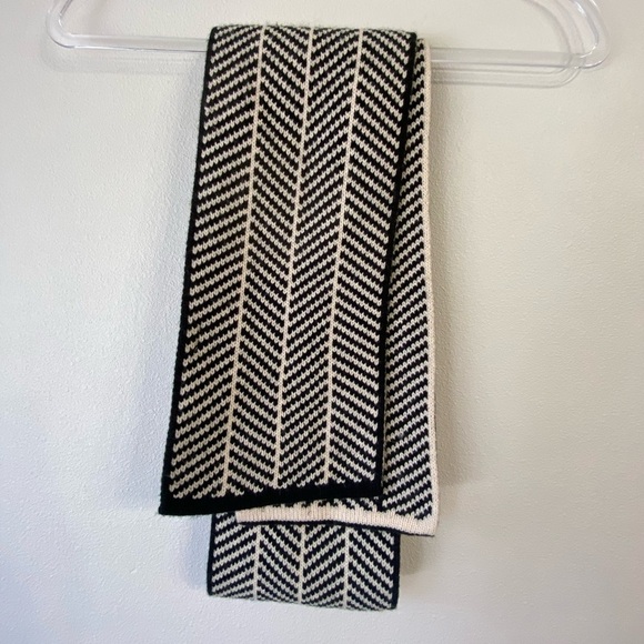 Calvin Klein Black & White Herringbone scarf - Picture 5 of 5